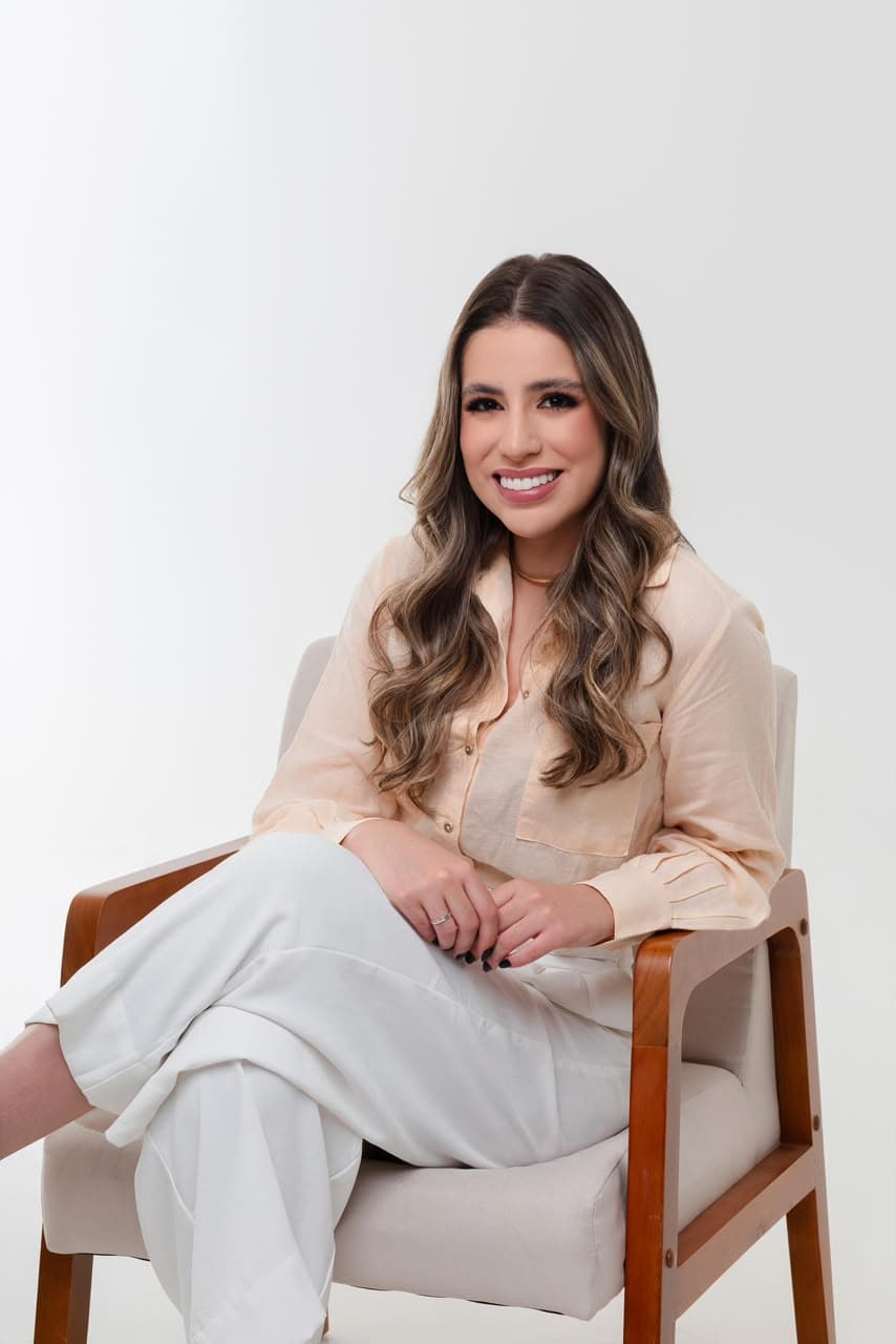 Isabela Sakis acolhendo uma paciente durante a avaliação